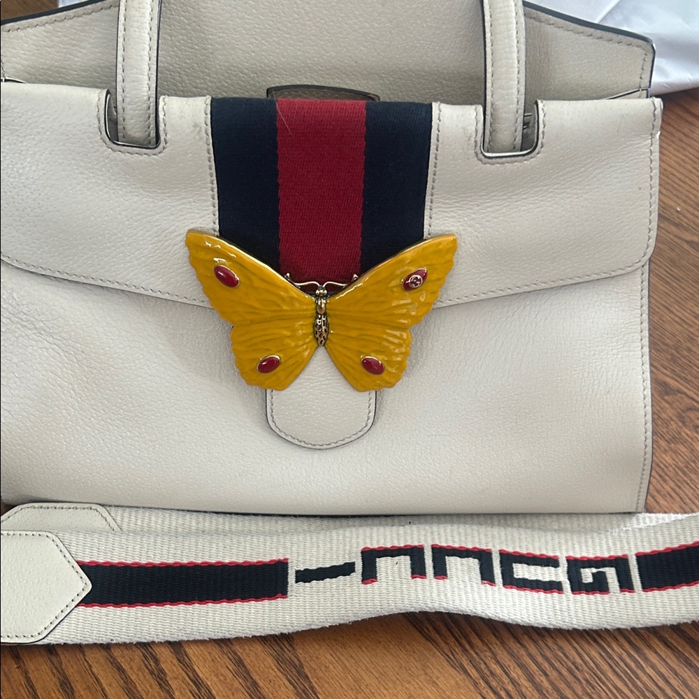 Gucci Elegant Cream Handbag with Butterfly Accent and Gucci Strap - Picture 3 of 12